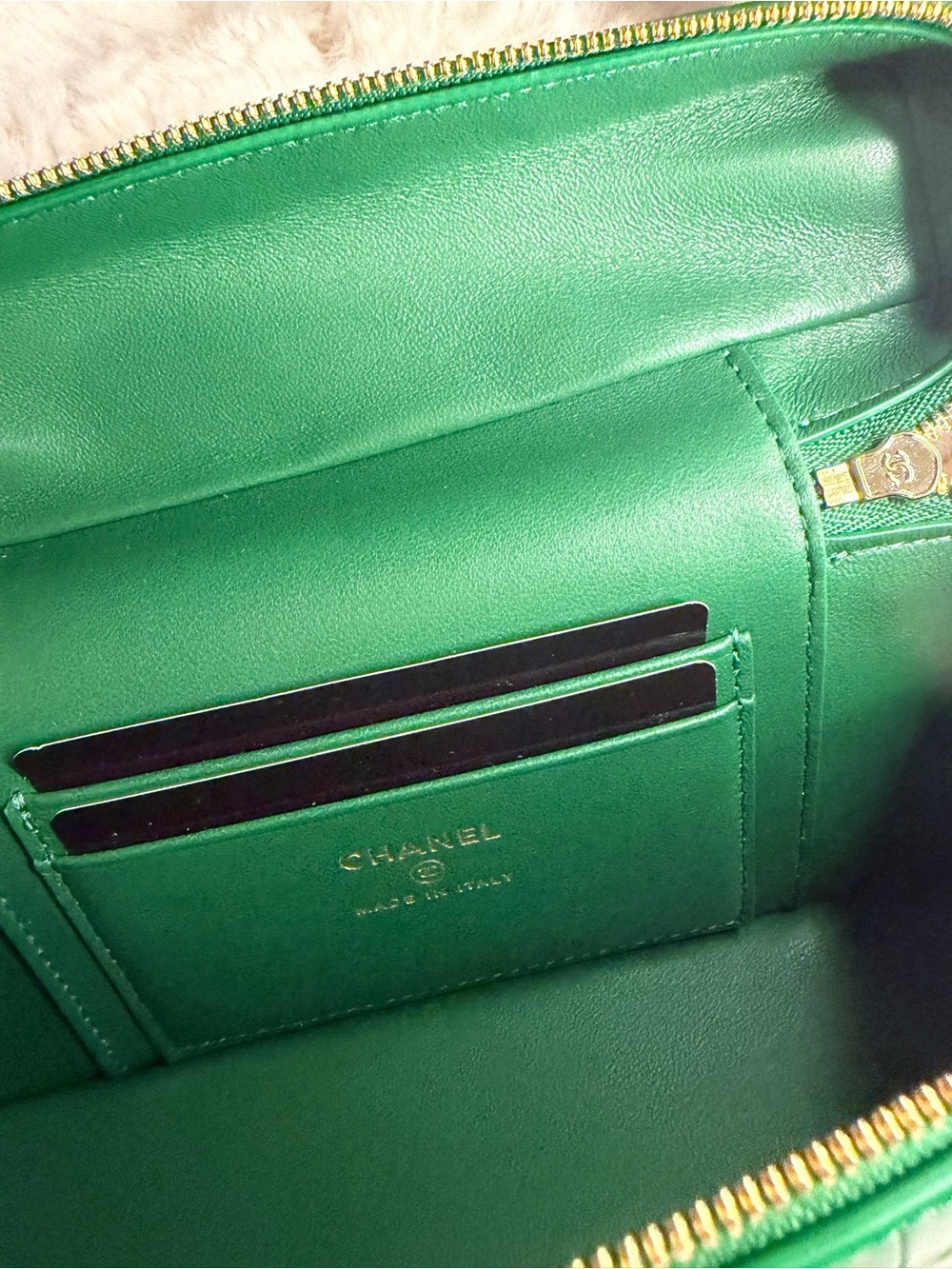 CHANEL Emerald Green Croc-Embossed Slim Vanity Bag with Gold Hardware - Picture 9 of 9